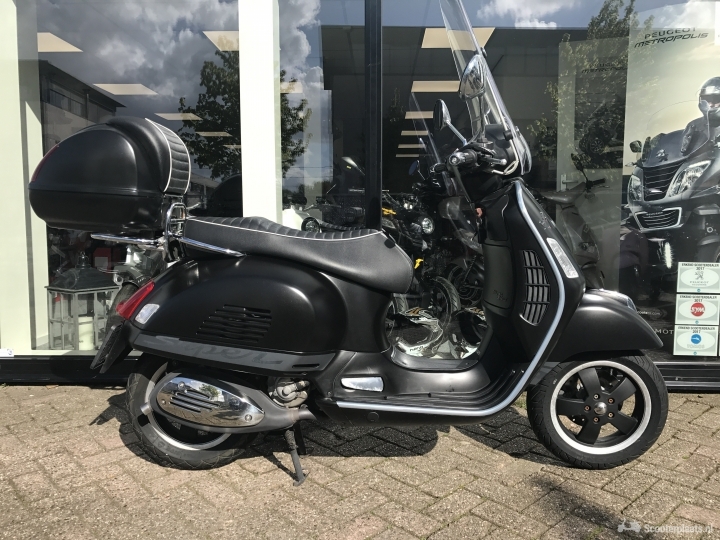 Vespa GTS Supersport 300 matzwart